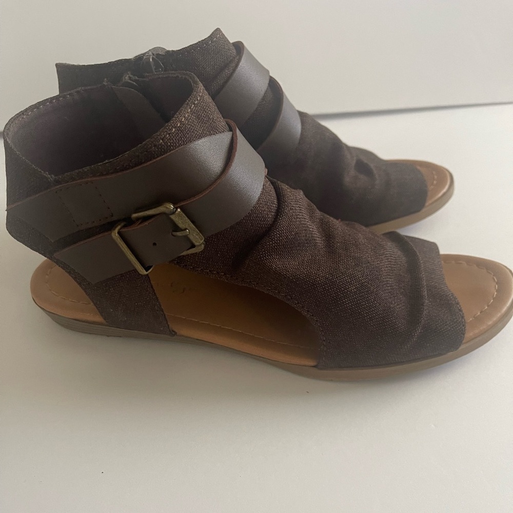 Cambridge Select Women’s Crisscross Strappy Buckle Cutout Sandal Size 7 - Picture 4 of 6